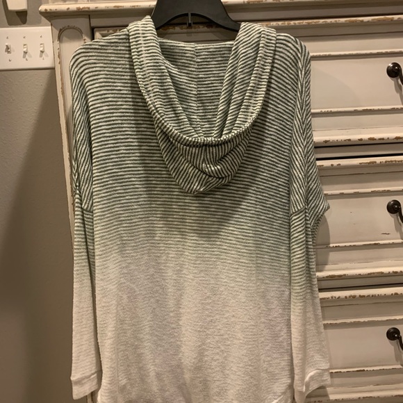 olive green and white top - Picture 3 of 3